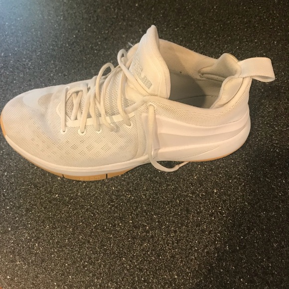 Lebrons basketball shoes - Picture 3 of 5